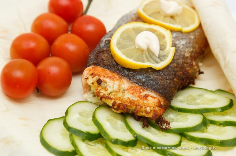 Картофельный рулет из кожи лосося