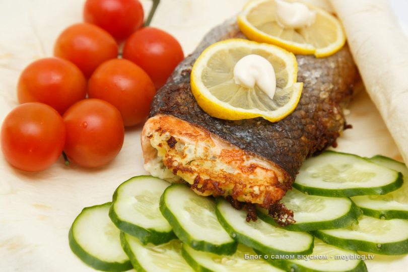 Картофельный рулет из кожи лосося