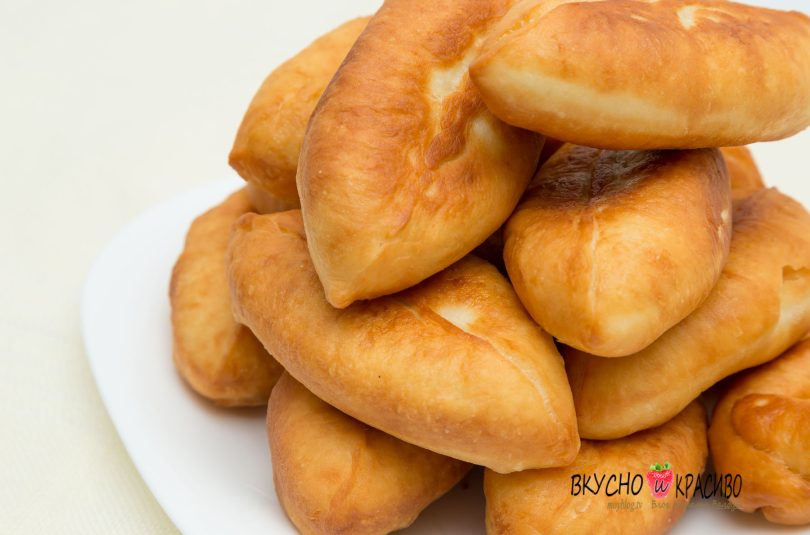 Жареные пирожки с луком и яйцом