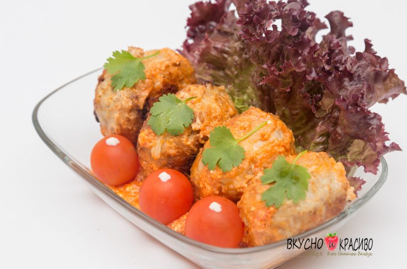 Мясные «ёжики» с рисом и овощами.