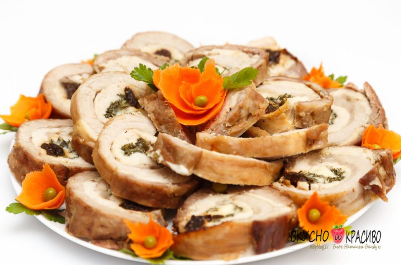 Мясной рулет с сыром и черносливом.