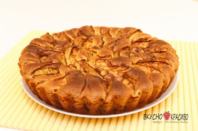 Шарлотка с яблоками и корицей.