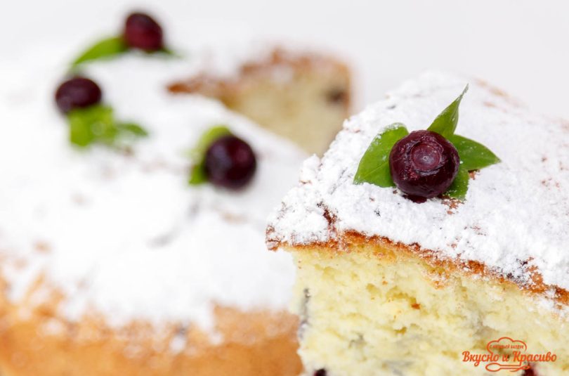 Нежнейшая шарлотка с черникой.