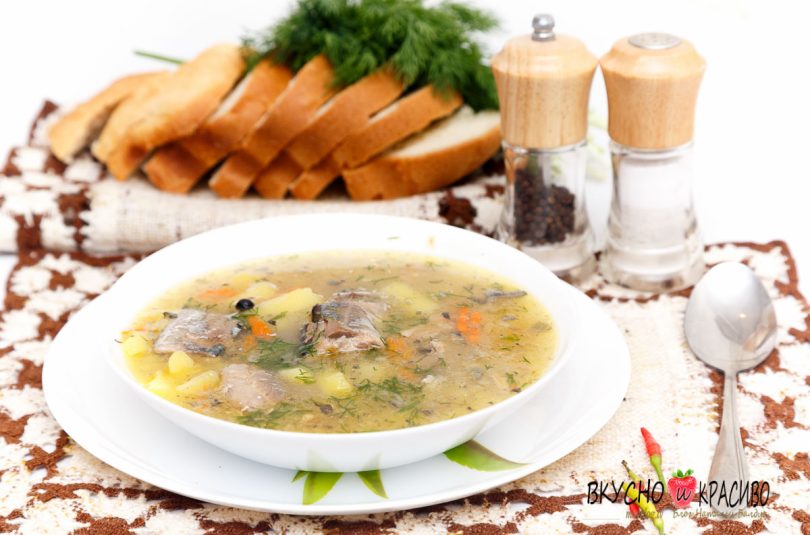 Уха с консервами и рисом.