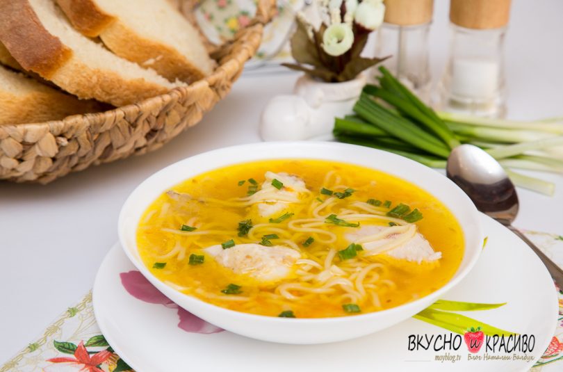 Домашняя лапша на курином бульоне.