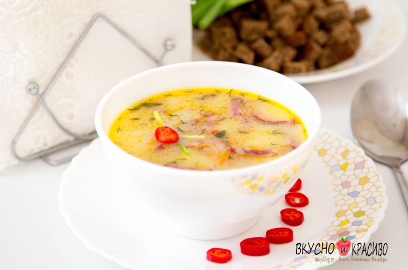 Горячий суп с колбасой и сырками.