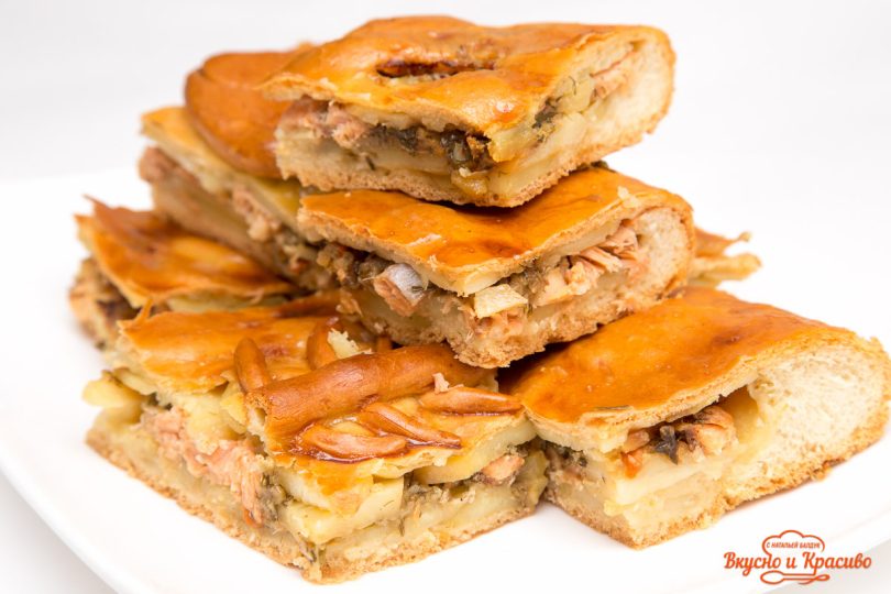 Пирог с рыбой и картофелем.