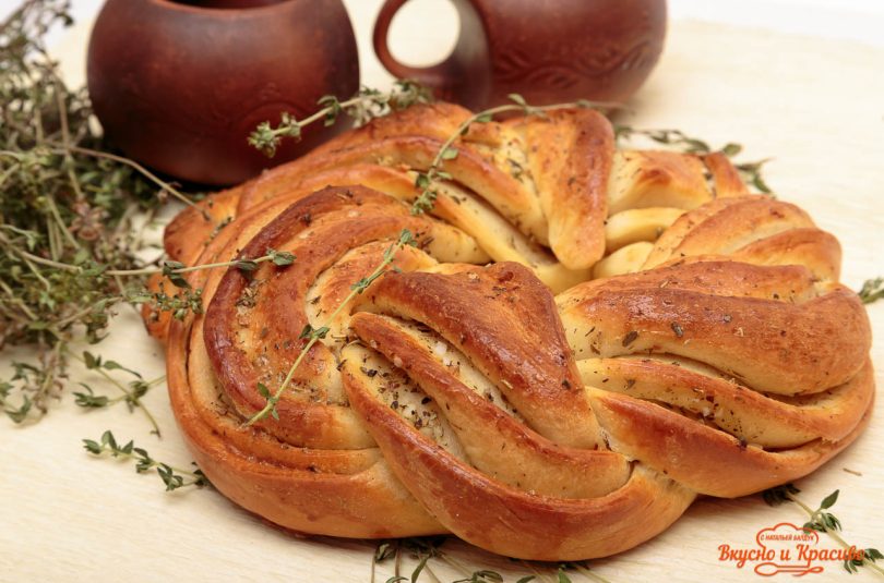 Хлеб с травами и чесноком.