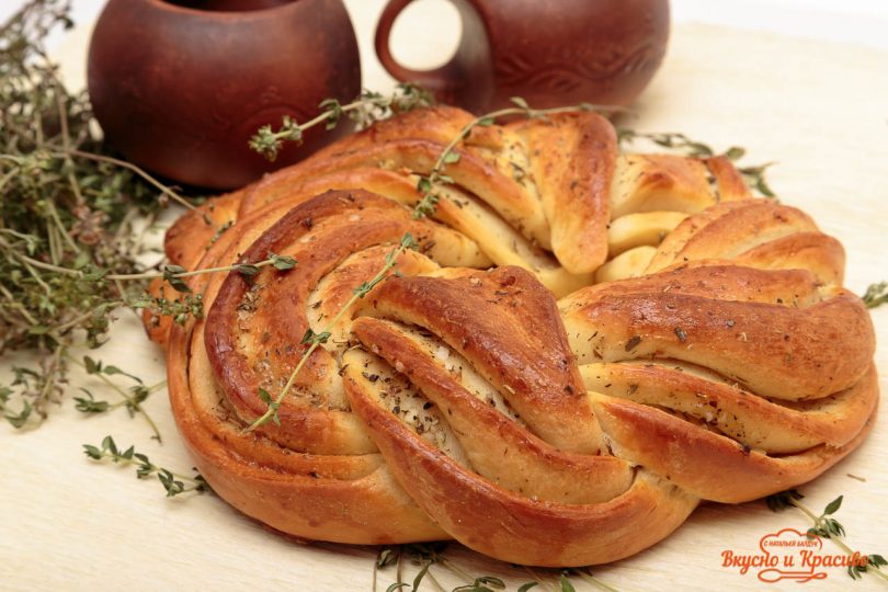 Хлеб с травами и чесноком.