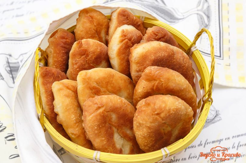 Пирожки с луком и яйцом на кефире.